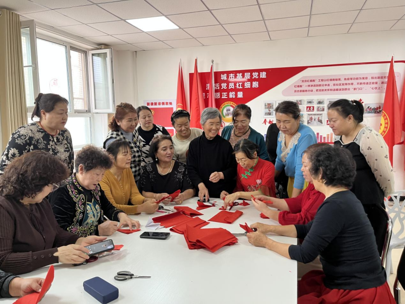 剪韻繪同心 康寧社區(qū)鄰里圍坐，巧手共剪幸福圖